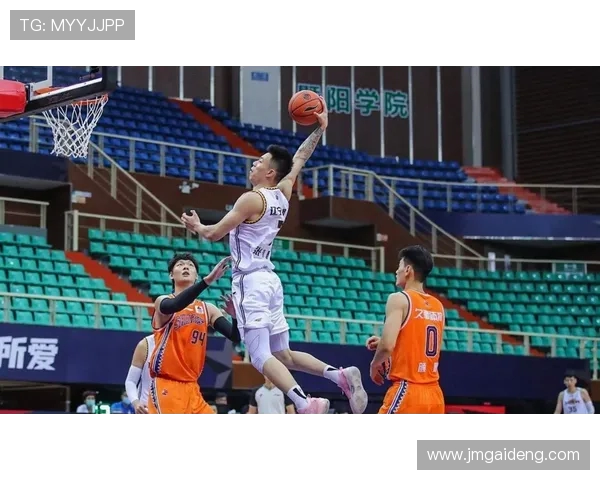 张镇麟替补出战21分钟高效表现8中7砍下14分助攻4次展现全能实力